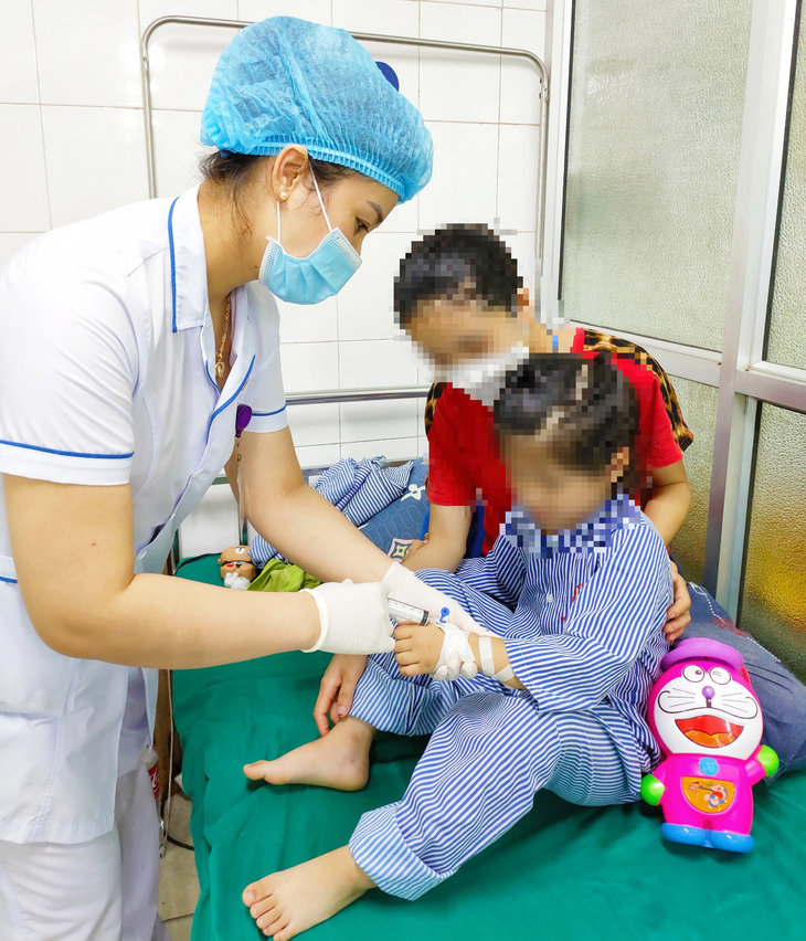 Đau bụng quanh rốn, bé gái 5 tuổi bị xoắn buồng trứng và vòi tử cung - Ảnh 2.