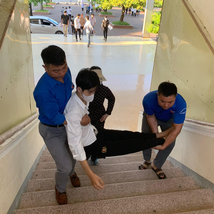 Áo xanh tình nguyện trở thành "đôi chân" giúp thí sinh "vượt vũ môn" - Ảnh 1. Áo xanh tình nguyện trở thành "đôi chân" giúp thí sinh "vượt vũ môn" - Ảnh 1.