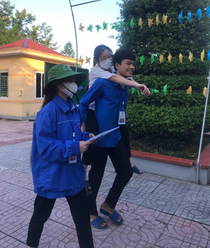 Áo xanh tình nguyện trở thành "đôi chân" giúp thí sinh "vượt vũ môn" - Ảnh 2. Áo xanh tình nguyện trở thành "đôi chân" giúp thí sinh "vượt vũ môn" - Ảnh 2.