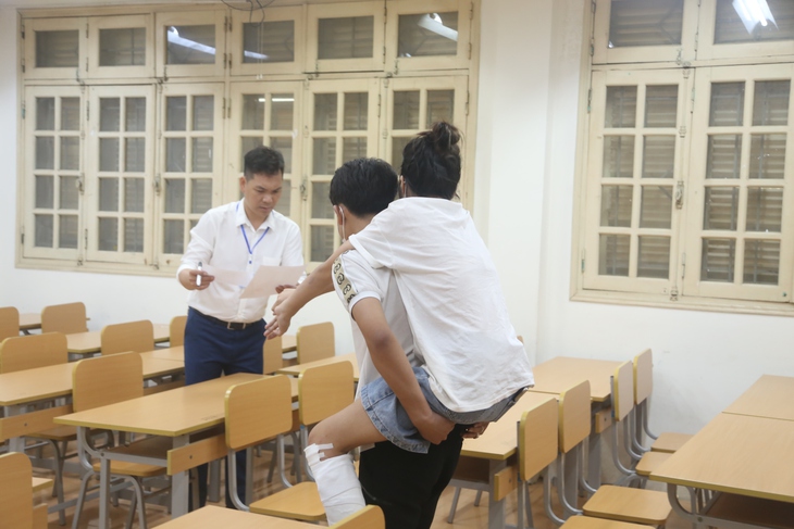 Xúc động khoảnh khắc nữ sinh ngồi xe lăn vì gãy chân được hỗ trợ vào tận phòng thi - Ảnh 8. Xúc động khoảnh khắc nữ sinh ngồi xe lăn vì gãy chân được hỗ trợ vào tận phòng thi - Ảnh 8.