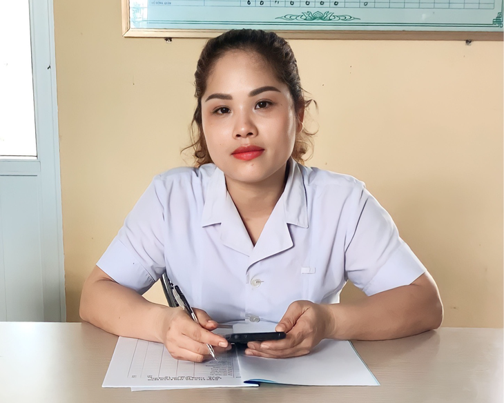 Hành trình "giữ lửa" mái ấm gia đình của nhân viên y tế xã - Ảnh 1.