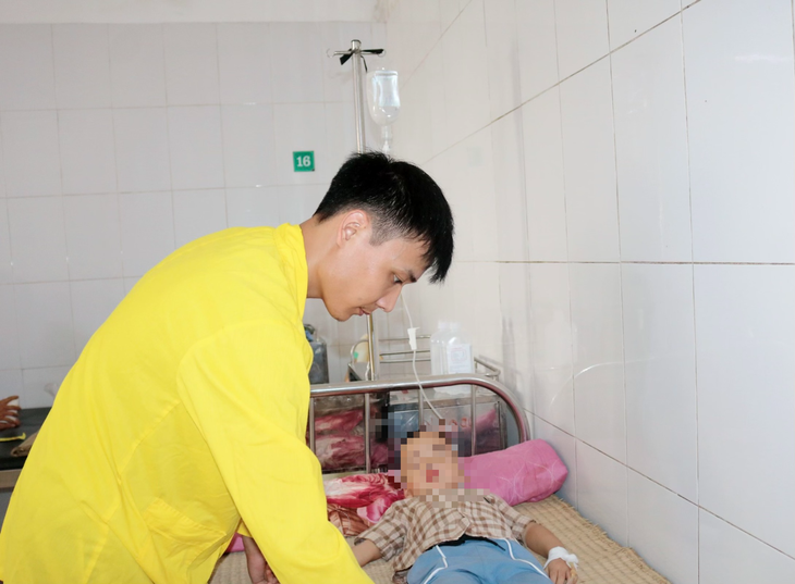 Bé trai 3 tuổi mang khối u nang bạch huyết đường kính gần 14cm - Ảnh 1.