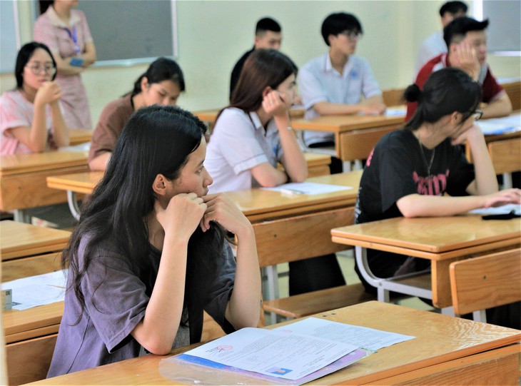 Thí sinh "đội mưa" trong ngày đầu tiên thi tốt nghiệp THPT 2023 - Ảnh 14. Thí sinh "đội mưa" trong ngày đầu tiên thi tốt nghiệp THPT 2023 - Ảnh 14.