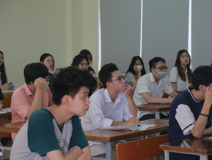 Thí sinh "đội mưa" trong ngày đầu tiên thi tốt nghiệp THPT 2023 - Ảnh 13. Thí sinh "đội mưa" trong ngày đầu tiên thi tốt nghiệp THPT 2023 - Ảnh 13.