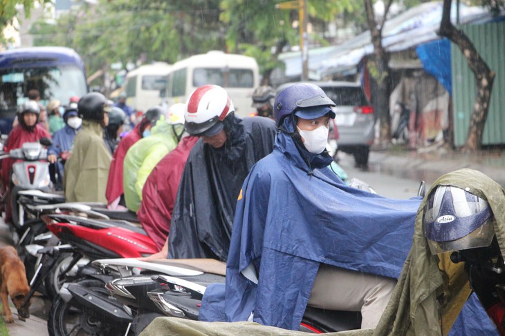 TP.HCM mưa lớn: Phụ huynh đứng dưới mưa chờ đón con thi tốt nghiệp THPT - Ảnh 3.