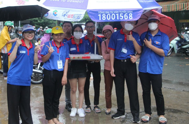 TP.HCM mưa lớn: Phụ huynh đứng dưới mưa chờ đón con thi tốt nghiệp THPT - Ảnh 4.