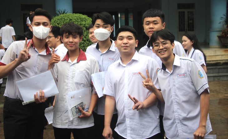TP.HCM mưa lớn: Phụ huynh đứng dưới mưa chờ đón con thi tốt nghiệp THPT - Ảnh 6.