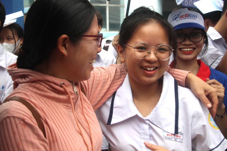 TP.HCM mưa lớn: Phụ huynh đứng dưới mưa chờ đón con thi tốt nghiệp THPT - Ảnh 7.