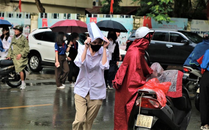 Thí sinh 'đội mưa' trong ngày đầu tiên thi tốt nghiệp THPT 2023