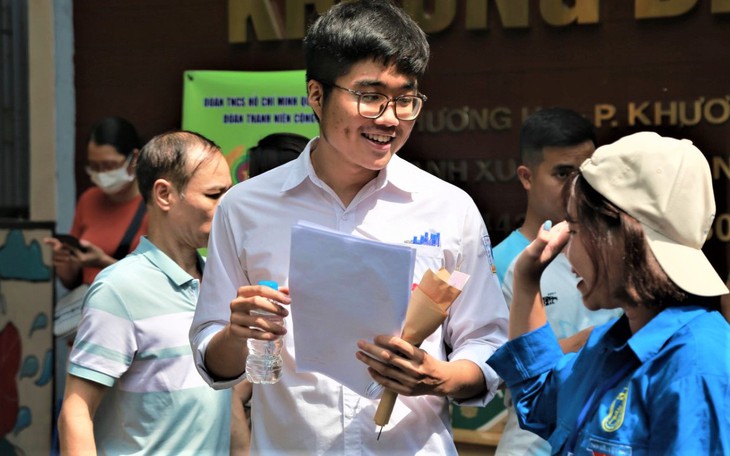 Thi tốt nghiệp THPT 2023: Thí sinh thở phào với đề thi Ngữ văn