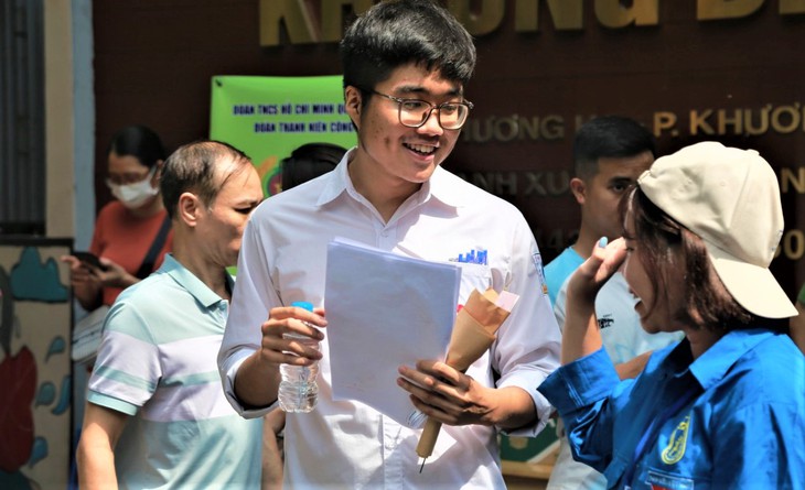 Thi tốt nghiệp THPT 2023: Thí sinh thở phào với đề Ngữ văn - Ảnh 2.