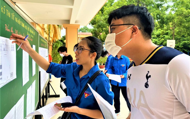 Thi tốt nghiệp THPT 2023: Xúc động hình ảnh tiếp sức cho sĩ tử trong ngày thi