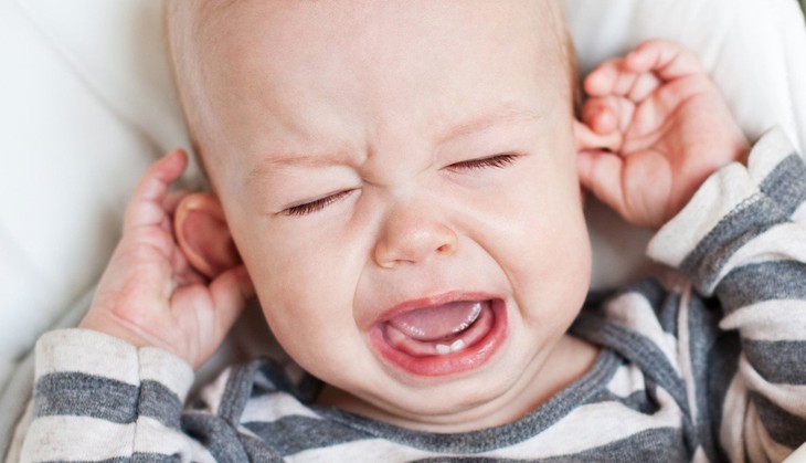 Trẻ bị viêm tai giữa, cha mẹ cần làm gì - Ảnh 1. Trẻ bị viêm tai giữa, cha mẹ cần làm gì - Ảnh 1.