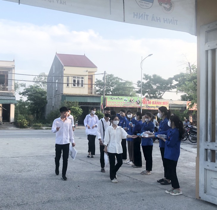 Áo xanh tình nguyện trở thành "đôi chân" giúp thí sinh "vượt vũ môn" - Ảnh 3. Áo xanh tình nguyện trở thành "đôi chân" giúp thí sinh "vượt vũ môn" - Ảnh 3.
