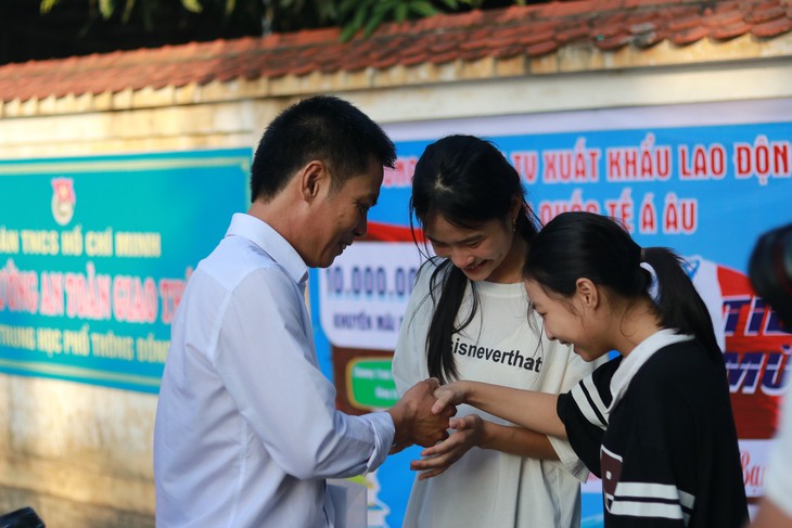 Trưởng thôn 46 tham dự kỳ thi tốt nghiệp THPT - Ảnh 3.