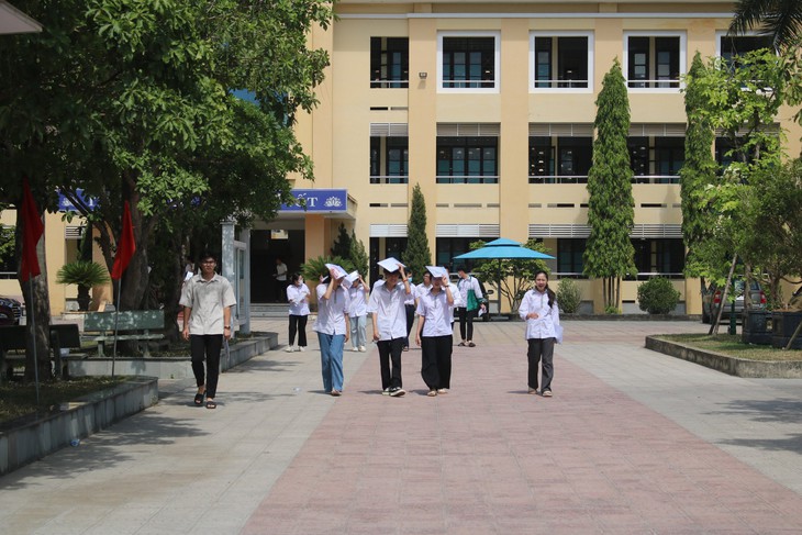 Quảng Bình: 43 thí sinh vắng thi, lực lượng y tế hỗ trợ từ vòng ngoài đến vòng trong - Ảnh 1. Quảng Bình: 43 thí sinh vắng thi, lực lượng y tế hỗ trợ từ vòng ngoài đến vòng trong - Ảnh 1.