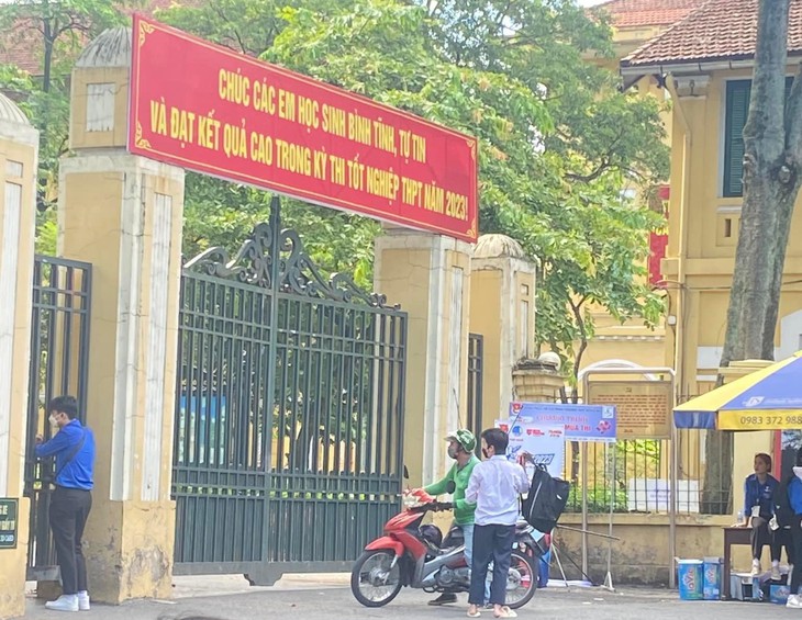 Nam sinh bị đồn mồ côi, ngất xỉu do đói nên đến muộn giờ thi toán đã chính thức lên tiếng - Ảnh 2. Nam sinh bị đồn mồ côi, ngất xỉu do đói nên đến muộn giờ thi toán đã chính thức lên tiếng - Ảnh 2.