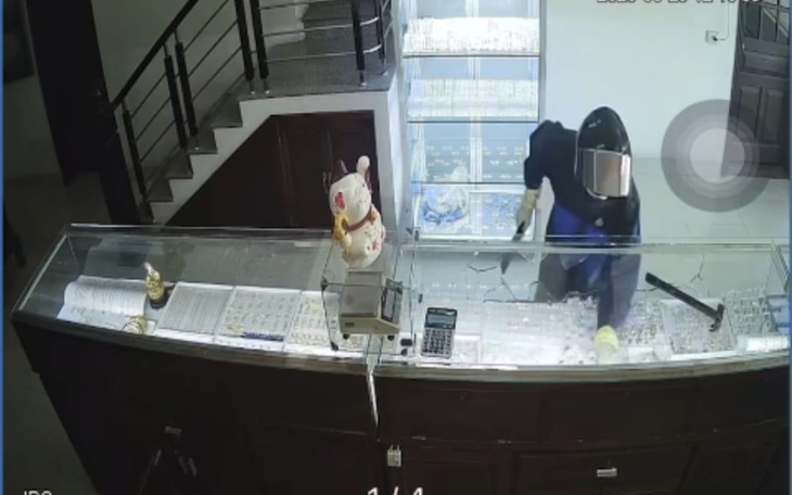 Truy bắt đối tượng táo tợn cướp tiệm vàng rồi tẩu thoát bằng xe máy