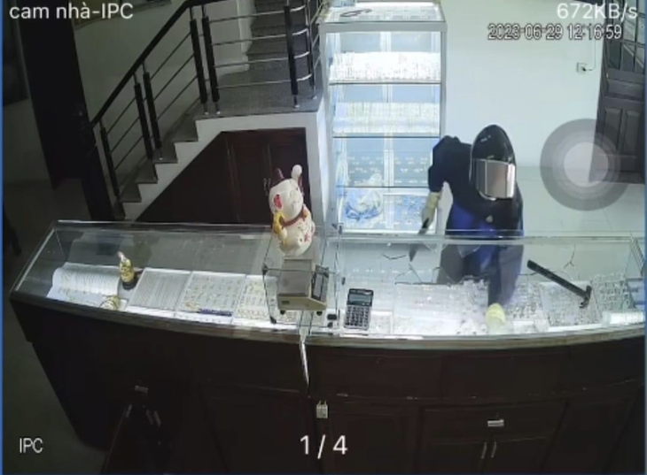 Truy bắt đối tượng táo tợn cướp tiệm vàng rồi tẩu thoát bằng xe máy - Ảnh 1. Truy bắt đối tượng táo tợn cướp tiệm vàng rồi tẩu thoát bằng xe máy - Ảnh 1.