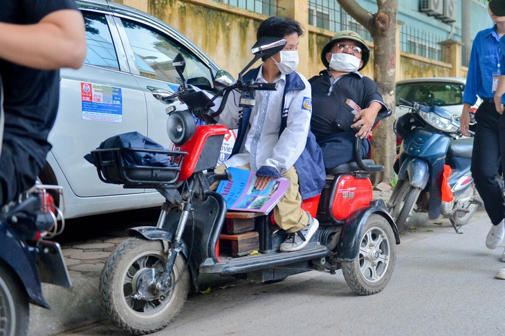 Xúc động hình ảnh thí sinh xương thủy tinh được đưa đến điểm thi bằng xe 3 bánh - Ảnh 1. Xúc động hình ảnh thí sinh xương thủy tinh được đưa đến điểm thi bằng xe 3 bánh - Ảnh 1.