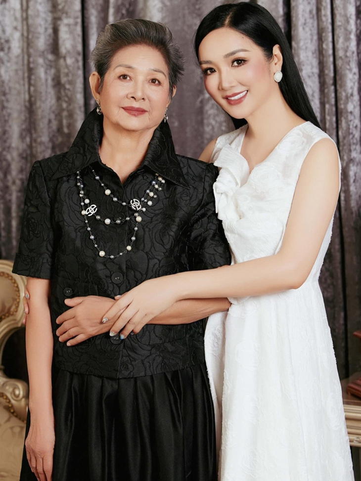 Vẻ đẹp quý phái vượt thời gian của mẹ ruột Hoa hậu Giáng My - Ảnh 2. Vẻ đẹp quý phái vượt thời gian của mẹ ruột Hoa hậu Giáng My - Ảnh 2.