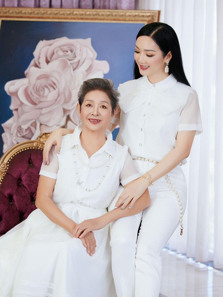 Vẻ đẹp quý phái vượt thời gian của mẹ ruột Hoa hậu Giáng My - Ảnh 3. Vẻ đẹp quý phái vượt thời gian của mẹ ruột Hoa hậu Giáng My - Ảnh 3.