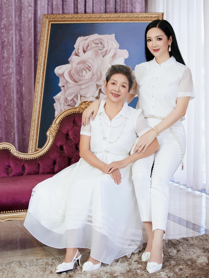 Vẻ đẹp quý phái vượt thời gian của mẹ ruột Hoa hậu Giáng My - Ảnh 7. Vẻ đẹp quý phái vượt thời gian của mẹ ruột Hoa hậu Giáng My - Ảnh 7.