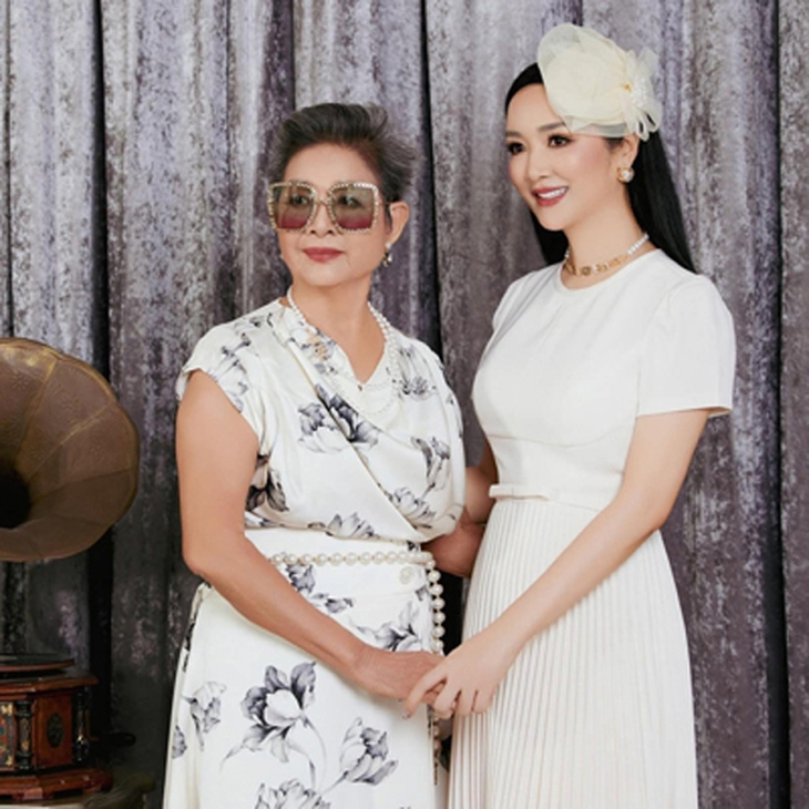 Vẻ đẹp quý phái vượt thời gian của mẹ ruột Hoa hậu Giáng My - Ảnh 8. Vẻ đẹp quý phái vượt thời gian của mẹ ruột Hoa hậu Giáng My - Ảnh 8.