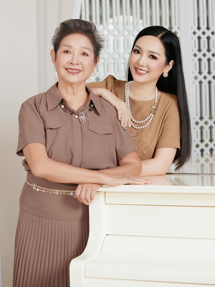 Vẻ đẹp quý phái vượt thời gian của mẹ ruột Hoa hậu Giáng My - Ảnh 9. Vẻ đẹp quý phái vượt thời gian của mẹ ruột Hoa hậu Giáng My - Ảnh 9.