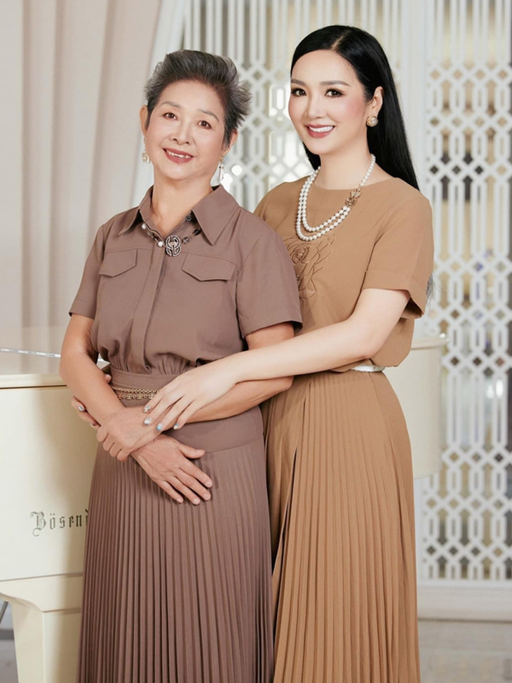 Vẻ đẹp quý phái vượt thời gian của mẹ ruột Hoa hậu Giáng My - Ảnh 10. Vẻ đẹp quý phái vượt thời gian của mẹ ruột Hoa hậu Giáng My - Ảnh 10.