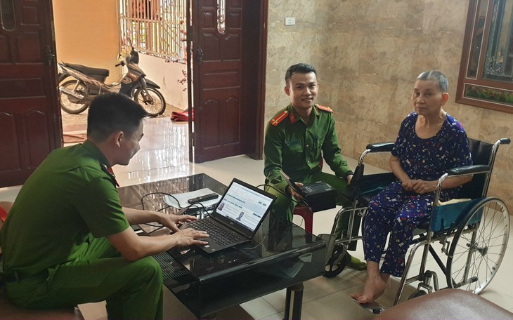 Cán bộ công an đến tận nhà dân hỗ trợ kích hoạt tài khoản định danh điện tử