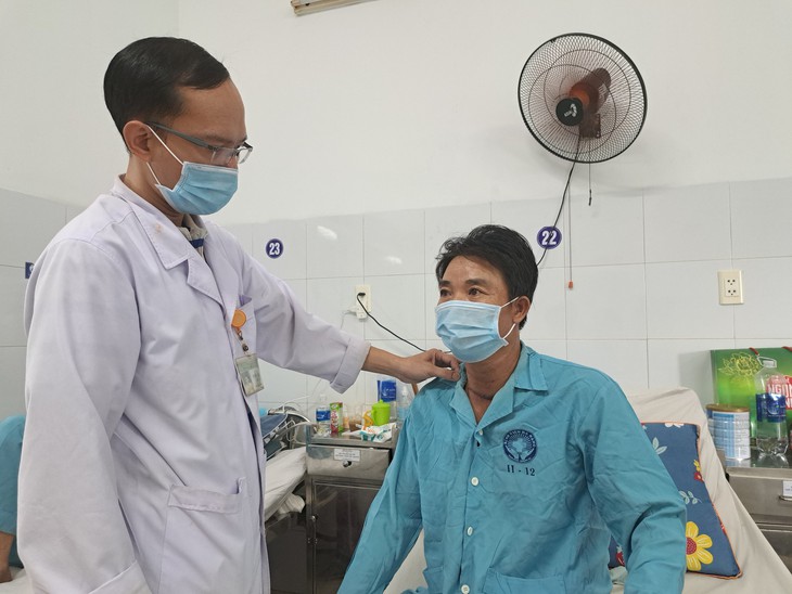 Truyền liên tục 2,5 lít máu, cấp cứu bệnh nhân bị mảnh sắt bắn vào cổ - Ảnh 1.