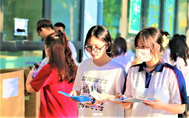 Thi tốt nghiệp THPT 2023: Đề tổ hợp khá "dễ thở", thí sinh phấn khởi rời phòng thi