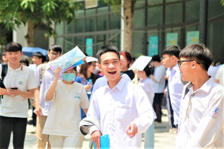 Thi tốt nghiệp THPT 2023: Thí sinh nói đề thi tổ hợp năm nay khá "dễ thở" - Ảnh 2. Thi tốt nghiệp THPT 2023: Thí sinh nói đề thi tổ hợp năm nay khá "dễ thở" - Ảnh 2.