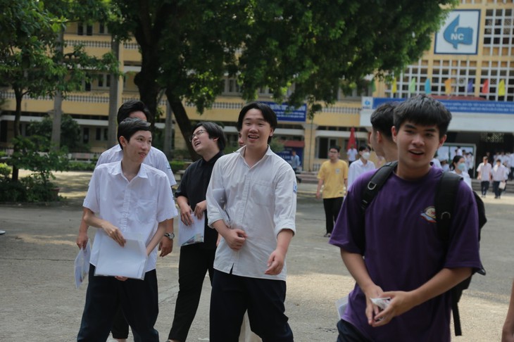 Thi tốt nghiệp THPT: Thí sinh rạng rỡ, vui mừng sau môn thi cuối cùng - Ảnh 3. Thi tốt nghiệp THPT: Thí sinh rạng rỡ, vui mừng sau môn thi cuối cùng - Ảnh 3.