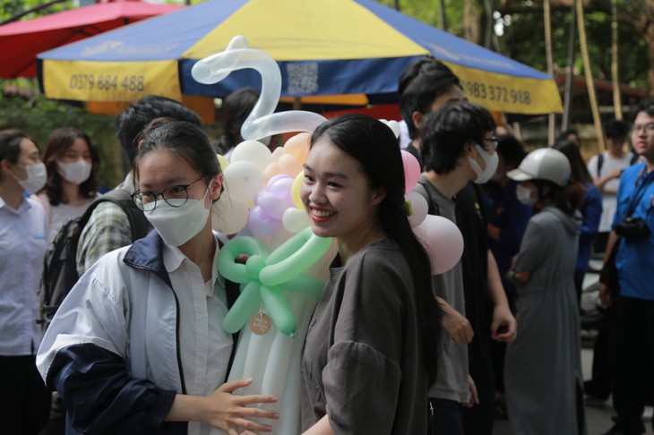 Thi tốt nghiệp THPT: Thí sinh rạng rỡ, vui mừng sau môn thi cuối cùng - Ảnh 5. Thi tốt nghiệp THPT: Thí sinh rạng rỡ, vui mừng sau môn thi cuối cùng - Ảnh 5.