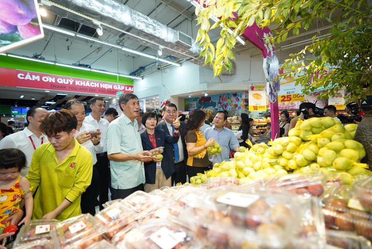 Hàng ngàn tấn nông sản Sơn La 'xuống phố', người dân Thủ đô được sử dụng trái cây an toàn - Ảnh 2. Hàng ngàn tấn nông sản Sơn La 'xuống phố', người dân Thủ đô được sử dụng trái cây an toàn - Ảnh 2.
