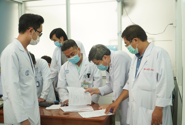 Vụ phóng hỏa do ghen tuông khiến 7 người bỏng nặng: Bệnh viện Chợ Rẫy báo động đỏ cứu bệnh nhân bỏng sâu - Ảnh 2. Vụ phóng hỏa do ghen tuông khiến 7 người bỏng nặng: Bệnh viện Chợ Rẫy báo động đỏ cứu bệnh nhân bỏng sâu - Ảnh 2.