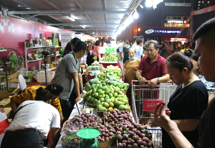Hàng ngàn tấn nông sản Sơn La 'xuống phố', người dân Thủ đô được sử dụng trái cây an toàn - Ảnh 3. Hàng ngàn tấn nông sản Sơn La 'xuống phố', người dân Thủ đô được sử dụng trái cây an toàn - Ảnh 3.