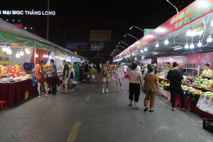 Hàng ngàn tấn nông sản Sơn La 'xuống phố', người dân Thủ đô được sử dụng trái cây an toàn - Ảnh 4. Hàng ngàn tấn nông sản Sơn La 'xuống phố', người dân Thủ đô được sử dụng trái cây an toàn - Ảnh 4.