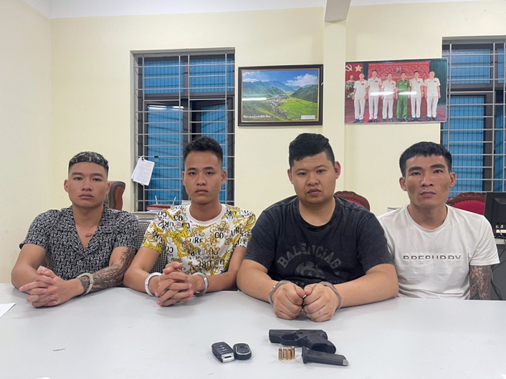 Bắt giữ 4 thanh niên mang theo súng đã lên nòng để phòng thân - Ảnh 1. Bắt giữ 4 thanh niên mang theo súng đã lên nòng để phòng thân - Ảnh 1.