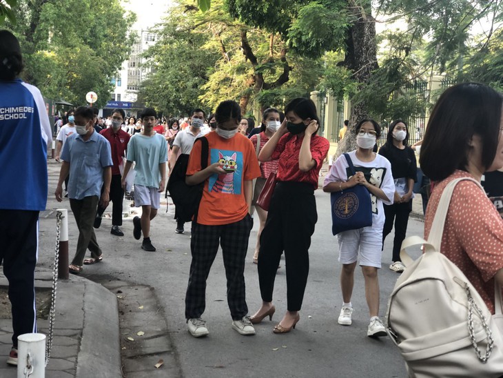 Gần 4.000 sĩ tử bắt đầu cuộc đua thứ hai tranh suất vào trường chuyên ở Hà Nội - Ảnh 3. Gần 4.000 sĩ tử bắt đầu cuộc đua thứ hai tranh suất vào trường chuyên ở Hà Nội - Ảnh 3.