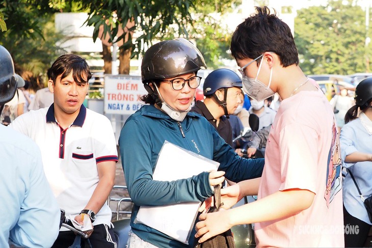 Gần 4.000 sĩ tử bắt đầu cuộc đua thứ hai tranh suất vào trường chuyên ở Hà Nội - Ảnh 4. Gần 4.000 sĩ tử bắt đầu cuộc đua thứ hai tranh suất vào trường chuyên ở Hà Nội - Ảnh 4.