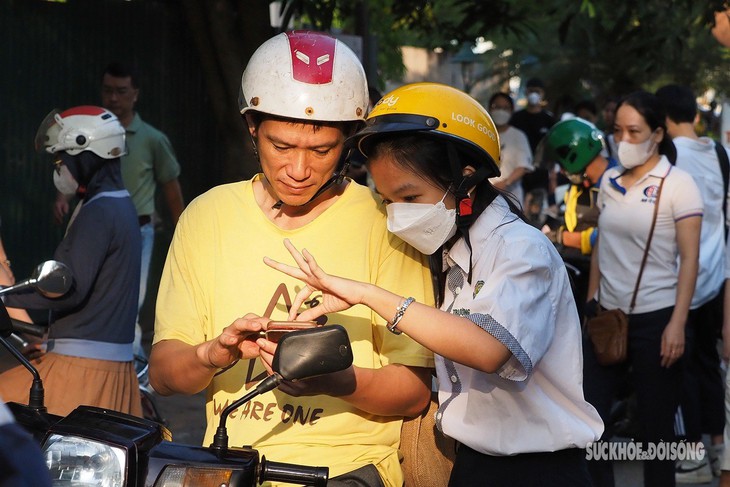 Gần 4.000 sĩ tử bắt đầu cuộc đua thứ hai tranh suất vào trường chuyên ở Hà Nội - Ảnh 5. Gần 4.000 sĩ tử bắt đầu cuộc đua thứ hai tranh suất vào trường chuyên ở Hà Nội - Ảnh 5.