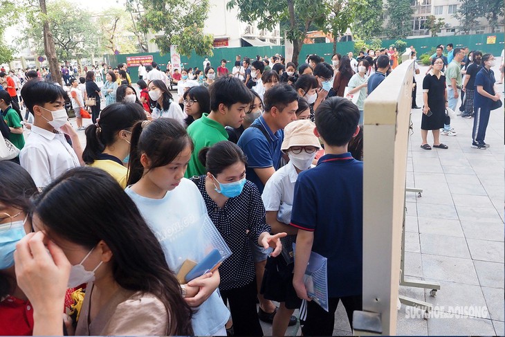 Gần 4.000 sĩ tử bắt đầu cuộc đua thứ hai tranh suất vào trường chuyên ở Hà Nội - Ảnh 7. Gần 4.000 sĩ tử bắt đầu cuộc đua thứ hai tranh suất vào trường chuyên ở Hà Nội - Ảnh 7.