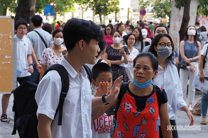 Gần 4.000 sĩ tử bắt đầu cuộc đua thứ hai tranh suất vào trường chuyên ở Hà Nội - Ảnh 9. Gần 4.000 sĩ tử bắt đầu cuộc đua thứ hai tranh suất vào trường chuyên ở Hà Nội - Ảnh 9.