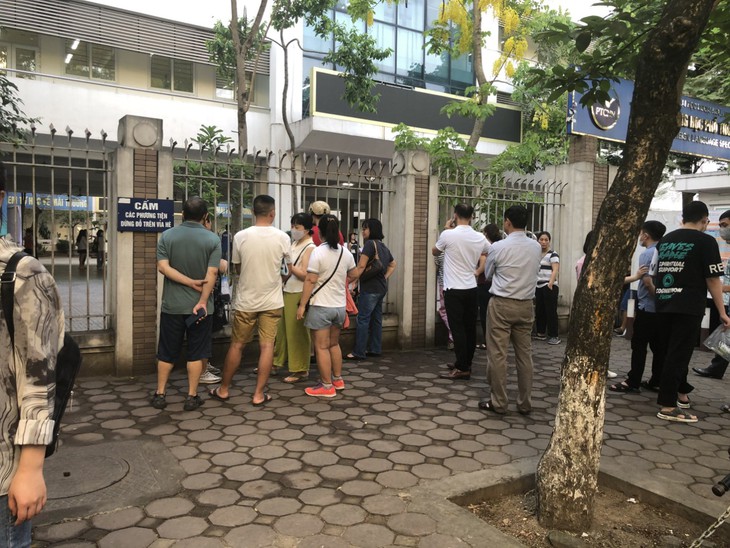 Gần 4.000 sĩ tử bắt đầu cuộc đua thứ hai tranh suất vào trường chuyên ở Hà Nội - Ảnh 11. Gần 4.000 sĩ tử bắt đầu cuộc đua thứ hai tranh suất vào trường chuyên ở Hà Nội - Ảnh 11.