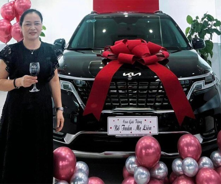 Người phụ nữ quý phái được Hòa Minzy tặng cả biệt thự hàng chục tỷ đồng cùng xế hộp hạng sang - Ảnh 7.