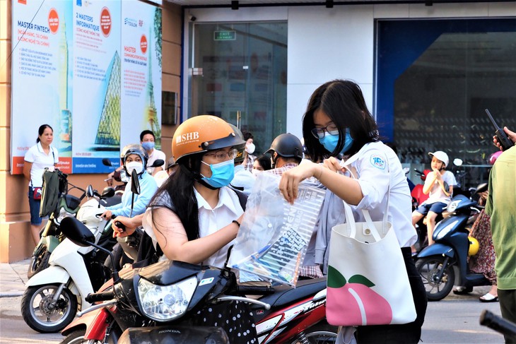Kết thúc buổi thi vào lớp 10 THPT chuyên Ngoại ngữ: Đề không quá khó, riêng môn tiếng Anh có độ phân loại thí sinh cao - Ảnh 3. Kết thúc buổi thi vào lớp 10 THPT chuyên Ngoại ngữ: Đề không quá khó, riêng môn tiếng Anh có độ phân loại thí sinh cao - Ảnh 3.