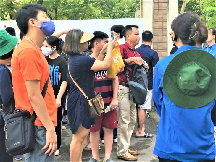 Kết thúc buổi thi vào lớp 10 THPT chuyên Ngoại ngữ: Đề không quá khó, riêng môn tiếng Anh có độ phân loại thí sinh cao - Ảnh 2. Kết thúc buổi thi vào lớp 10 THPT chuyên Ngoại ngữ: Đề không quá khó, riêng môn tiếng Anh có độ phân loại thí sinh cao - Ảnh 2.